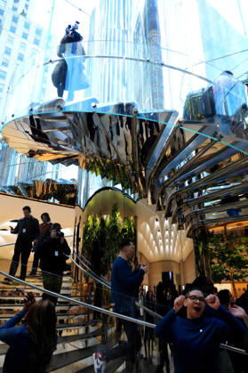 October 23, 2026, New York, Ny, USA: Apple IPhone Duo Launch,.The Apple Store Fifth Avenue, NYC.October 23, 2026 . New York USA - ZUMAms4_ 20261023_faf_ms4_016 Copyright: xSoniaxMoskowitzxGordonx