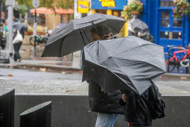 Image Licensed to Parsons Media. 23 10 2026. London, United Kingdom. Storm Austen Begins To Bite In London. People struggle in the winds at London ridge as storm Austen begins To bite In London.  Copyright: xMartynxWheatleyx xParsonsxMediax PAR-9274-0010