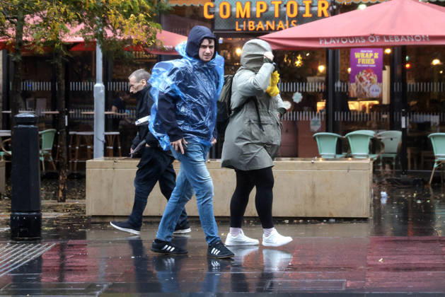 Image Licensed to Parsons Media. 23 10 2026. London, United Kingdom. Storm Austen Begins To Bite In London. People struggle in the winds at London ridge as storm Austen begins To bite In London.  Copyright: xMartynxWheatleyx xParsonsxMediax PAR-9274-0011