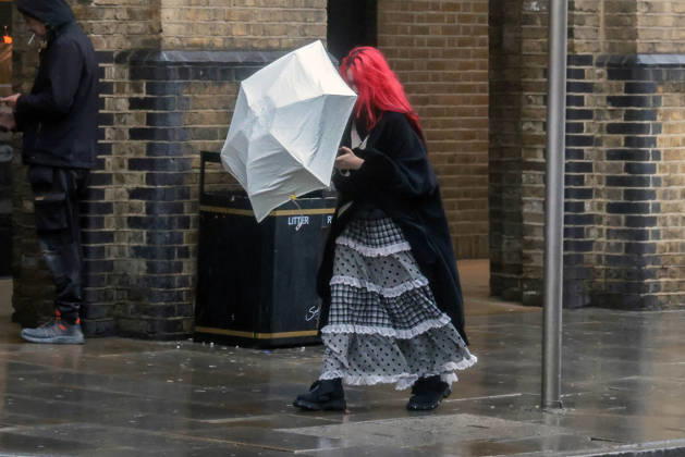 Image Licensed to Parsons Media. 23 10 2026. London, United Kingdom. Storm Austen Begins To Bite In London. People struggle in the winds at London ridge as storm Austen begins To bite In London.  Copyright: xMartynxWheatleyx xParsonsxMediax PAR-9274-0014