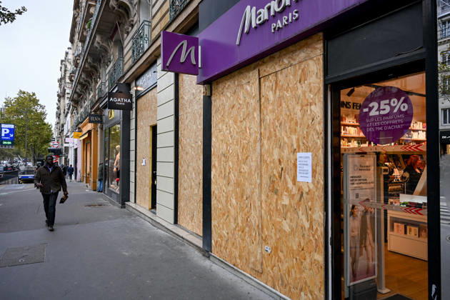 Stores Prepare for Demonstration - Paris Shopkeepers install wooden boards to barricade their shop windows in preparation for demonstration in Paris, France, on October 23, 2026. Photo by Ammar Abd Rabbo ABACAPRESS.COM Paris France  Copyright: xAbdxRabboxAmmar ABACAx