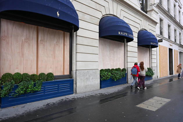 Stores Prepare for Demonstration - Paris Shopkeepers install wooden boards to barricade their shop windows in preparation for demonstration in Paris, France, on October 23, 2026. Photo by Ammar Abd Rabbo ABACAPRESS.COM Paris France  Copyright: xAbdxRabboxAmmar ABACAx