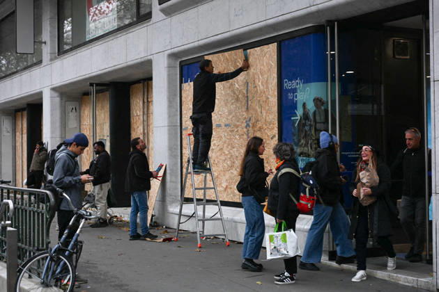 Stores Prepare for Demonstration - Paris Shopkeepers install wooden boards to barricade their shop windows in preparation for demonstration in Paris, France, on October 23, 2026. Photo by Ammar Abd Rabbo ABACAPRESS.COM Paris France  Copyright: xAbdxRabboxAmmar ABACAx