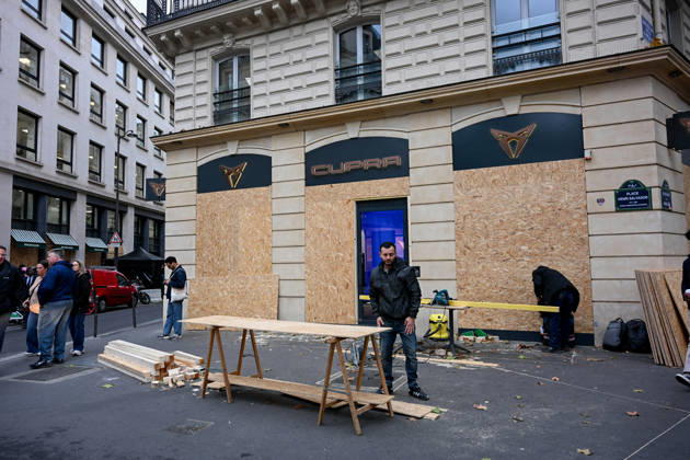 Stores Prepare for Demonstration - Paris Shopkeepers install wooden boards to barricade their shop windows in preparation for demonstration in Paris, France, on October 23, 2026. Photo by Ammar Abd Rabbo ABACAPRESS.COM Paris France  Copyright: xAbdxRabboxAmmar ABACAx