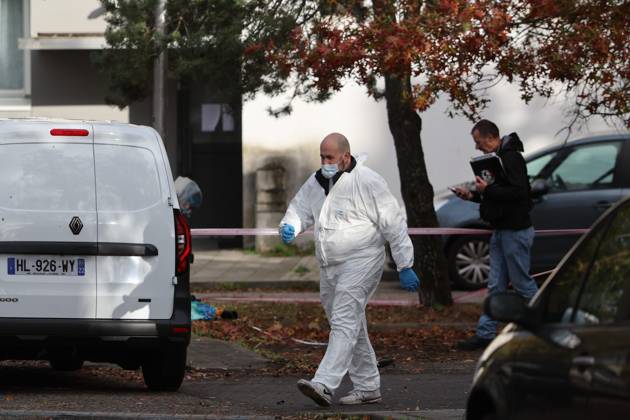 SHOOTER IN TRAPPES PHOTO: PHOTOPQR, LE PARISIEN, Arnaud Journois, La Verrière, October 23, 2026 La Verrière, Yvelines, October 23, 2026 Shooting in Trappes here in La Verrière, where a 12-year-old child was wounded. Photo: Le Parisien, Arnaud Journois An armed man opened fire several times on Friday, October 23, in the towns of Trappes and La Verrière, in the Yvelines department, leaving one person dead and four seriously injured. A suspect was arrested after a shooting in a Paris suburb that left one person dead—an incident the minister called a terrorist crime. A gunman firing from a vehicle in a Paris suburb on Friday killed one person and wounded several others, including a 12-year-old girl, in what French authorities suspect may hav Copyright: xPHOTOPQR LExPARISIEN MAXPPPxLexParisienx xArnaudxJournoisx 20261023LPA4641 20261023LPA4641