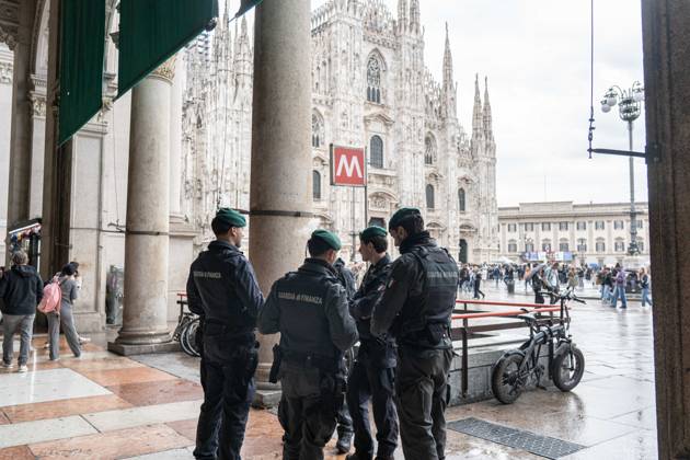 IPA90074203 - Milan, October 23, 2026. The city center is preparing for tomorrow™s heavily secured Saturday ahead of the march. From police and Carabinieri checkpoints at the Duomo to storefronts reinforced with panels to prevent break-ins on Via Torino.  Copyright: xGiuliaxSciaccax xgiuliaxsciaccax IPA90074203
