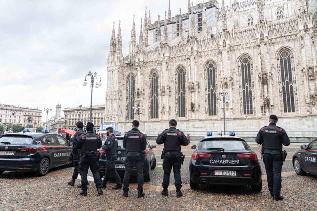 IPA90074255 - Milan, 10 26 23. The city center is preparing for tomorrow™s heavily secured Saturday ahead of the march. From police and Carabinieri checkpoints at the Duomo to storefronts reinforced with panels to prevent break-ins on Via Torino.  Copyright: xGiuliaxSciaccax xgiuliaxsciaccax IPA90074255