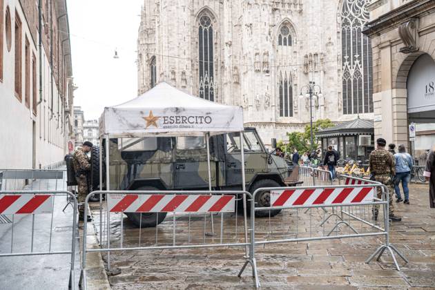 IPA90074283 - Milan, 10 26 23. The city center is preparing for tomorrow™s heavily secured Saturday ahead of the march. From police and Carabinieri checkpoints at the Duomo to storefronts reinforced with panels to prevent break-ins on Via Torino.  Copyright: xGiuliaxSciaccax xgiuliaxsciaccax IPA90074283