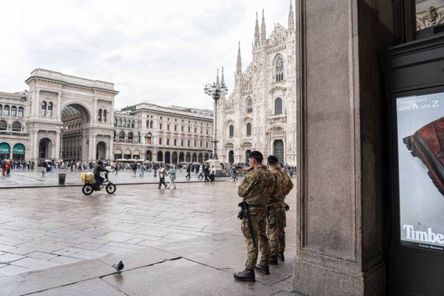 IPA90074286 - Milan, October 23, 2026. The city center is preparing for tomorrow™s heavily secured Saturday ahead of the march. From police and Carabinieri checkpoints at the Duomo to storefronts reinforced with panels to prevent break-ins on Via Torino.  Copyright: xGiuliaxSciaccax xgiuliaxsciaccax IPA90074286