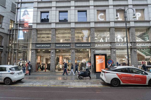 IPA90074386 - Milan, October 23, 2026. The city center is preparing for tomorrow™s heavily secured Saturday ahead of the march. From police and Carabinieri checkpoints at the Duomo to storefronts reinforced with panels to prevent break-ins on Via Torino. Pictured: Via Torino, where some stores are already shielded with panels, while others have no protection whatsoever.  Copyright: xGiuliaxSciaccax xgiuliaxsciaccax IPA90074386