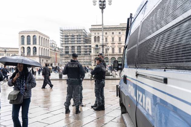 IPA90074208 - Milan, October 23, 2026. The city center is preparing for tomorrow™s heavily secured Saturday ahead of the march. From police and Carabinieri checkpoints at the Duomo to storefronts reinforced with panels to prevent break-ins on Via Torino.  Copyright: xGiuliaxSciaccax xgiuliaxsciaccax IPA90074208