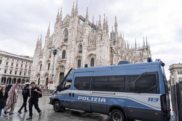 IPA90074212 - Milan, 10 26 23. The city center is preparing for tomorrow™s heavily secured Saturday ahead of the march. From police and Carabinieri checkpoints at the Duomo to storefronts reinforced with panels to prevent break-ins on Via Torino.  Copyright: xGiuliaxSciaccax xgiuliaxsciaccax IPA90074212