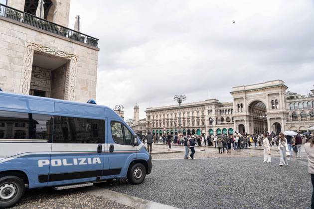 IPA90074235 - Milan, 10 26 23. The city center is preparing for tomorrow™s heavily secured Saturday ahead of the march. From police and Carabinieri checkpoints at the Duomo to storefronts reinforced with panels to prevent break-ins on Via Torino.  Copyright: xGiuliaxSciaccax xgiuliaxsciaccax IPA90074235