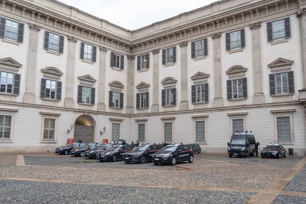 IPA90074240 - Milan, 10 26 23. The city center is preparing for tomorrow™s heavily secured Saturday ahead of the march. From police and Carabinieri checkpoints at the Duomo to storefronts reinforced with panels to prevent break-ins on Via Torino.  Copyright: xGiuliaxSciaccax xgiuliaxsciaccax IPA90074240