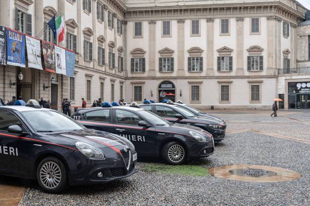 IPA90074245 - Milan, 10 26 23. The city center is preparing for tomorrow™s heavily secured Saturday ahead of the march. From police and Carabinieri checkpoints at the Duomo to storefronts reinforced with panels to prevent break-ins on Via Torino.  Copyright: xGiuliaxSciaccax xgiuliaxsciaccax IPA90074245
