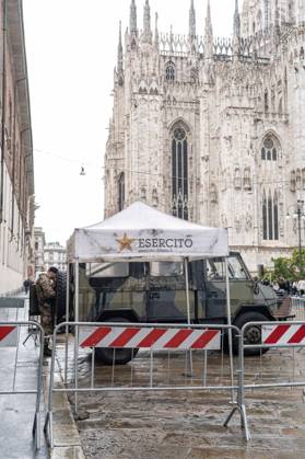 IPA90074280 - Milan, 10 26 23: The city center is preparing for tomorrow™s heavily secured Saturday ahead of the march. From police and Carabinieri checkpoints at the Duomo to storefronts reinforced with panels to prevent break-ins on Via Torino.  Copyright: xGiuliaxSciaccax xgiuliaxsciaccax IPA90074280