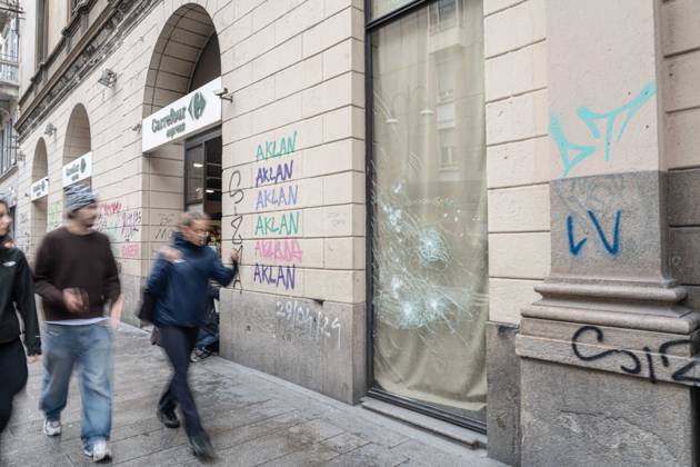 IPA90074337 - Milan, October 23, 2026. The city center is preparing for tomorrow™s heavily secured Saturday ahead of the march. From police and Carabinieri checkpoints at the Duomo to storefronts reinforced with panels to prevent break-ins on Via Torino. Pictured: Via Torino, where some stores are already shielded with panels, while others have no protection whatsoever.  Copyright: xGiuliaxSciaccax xgiuliaxsciaccax IPA90074337