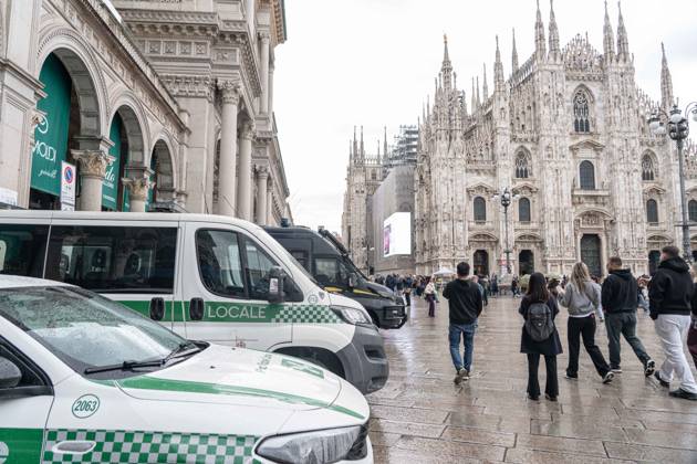 IPA90074210 - Milan, 10 26 23. The city center is preparing for tomorrow™s heavily secured Saturday ahead of the march. From police and Carabinieri checkpoints at the Duomo to storefronts reinforced with panels to prevent break-ins on Via Torino.  Copyright: xGiuliaxSciaccax xgiuliaxsciaccax IPA90074210