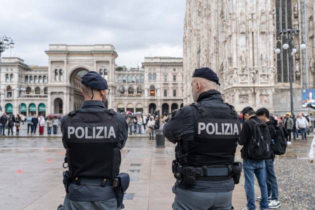 IPA90074226 - Milan, October 23, 2026. The city center is preparing for tomorrow™s heavily secured Saturday ahead of the march. From police and Carabinieri checkpoints at the Duomo to storefronts reinforced with panels to prevent break-ins on Via Torino.  Copyright: xGiuliaxSciaccax xgiuliaxsciaccax IPA90074226