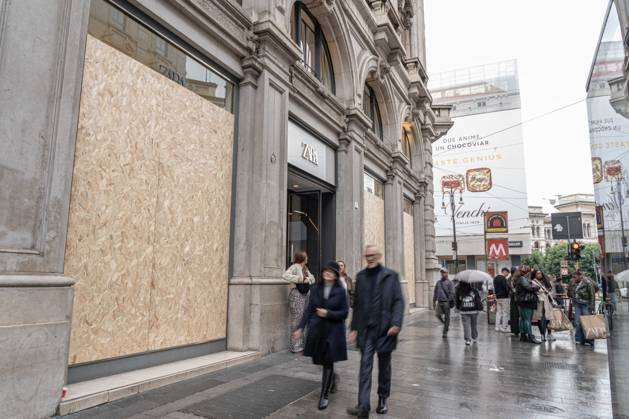 IPA90074301 - Milan, October 23, 2026. The city center is preparing for tomorrow™s heavily secured Saturday ahead of the march. From police and Carabinieri checkpoints at the Duomo to storefronts reinforced with panels to prevent break-ins on Via Torino. Pictured: Via Torino, where some stores are already shielded with panels, while others have no protection whatsoever.  Copyright: xGiuliaxSciaccax xgiuliaxsciaccax IPA90074301