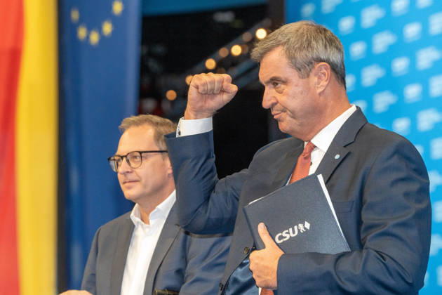 Markus Söder, Bayerischer Ministerpräsident, ballt seine Faust nach seiner Rede beim CSU-Parteitag, Martin Huber, CSU-Generalsekretär, Messe München, 23. Oktober 2026 Deutschland, München, 23. Oktober 2026, Markus Söder, Bayerischer Ministerpräsident, ballt seine Faust nach seiner Rede beim CSU-Parteitag,Martin Huber, CSU-Generalsekretär, in der Messe München, Politiker, Bayern