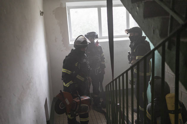 Russian drone attack on a residential building in Kramatorsk KRAMATORSK, UKRAINE - OCTOBER 23: Ukrainian firefighters put out a fire following a Russian drone attack on a residential building in Kramatorsk, Ukraine, 23 October 2026 Diego Herrera Carcedo Anadolu Kramatorsk Ukraine. Editorial use only. Please get in touch for any other usage.  Copyright: x2026xAnadoluxDiegoxHerreraxCarcedox
