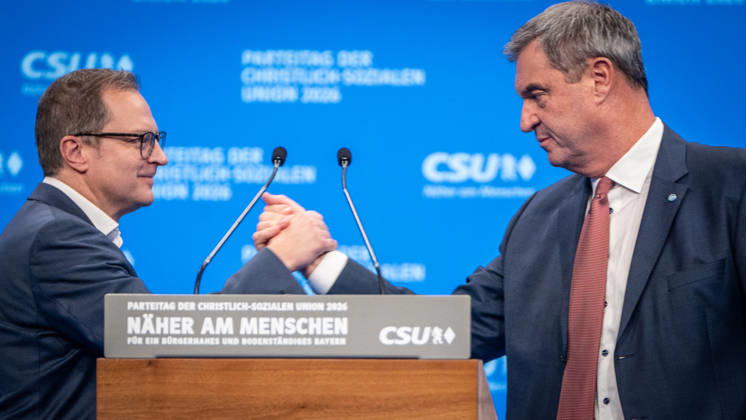 Markus Söder, CSU-Parteivorsitzender und Ministerpräsident von Bayern, auf dem Parteitag, nach seiner Rede mit dem Generalsekretär Martin Huber (links im Bild);Parteitag der CSU in München, München Bayern Deutschland Messegelände München
