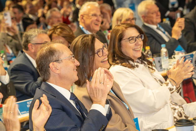 Ilse Aigner, CSU-Bundespräsidentin-Kandidatin, viel Beifall für sie, als Söder ihr in seiner Rede seine Unterstützung anbietet, CSU-Parteitag, Messe München, 23. Oktober 2026 Deutschland, München, 23. Oktober 2026, Ilse Aigner, CSU-Bundespräsidentin-Kandidatin, viel Beifall für sie, als Söder ihr in seiner Rede seine Unterstützung anbietet, neben ihr Alexander Dobrindt, Bundesinnenminister, u. Tanja Schorer-Dremel, stv. Generalsekrtärin, beim CSU-Parteitag am 23. und 24. Oktober 2026 in der Messe München, Politiker, Bayern