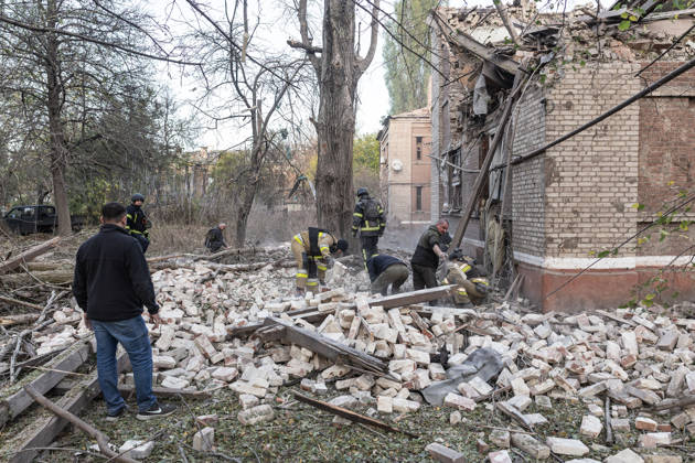 Russian drone attack on a residential building in Kramatorsk KRAMATORSK, UKRAINE - OCTOBER 23: Ukrainian firefighters search through the rubble for a civilian following a Russian air strike on a residential building in Kramatorsk, Ukraine, 23 October 2026 Diego Herrera Carcedo Anadolu Kramatorsk Ukraine. Editorial use only. Please get in touch for any other usage.  Copyright: x2026xAnadoluxDiegoxHerreraxCarcedox