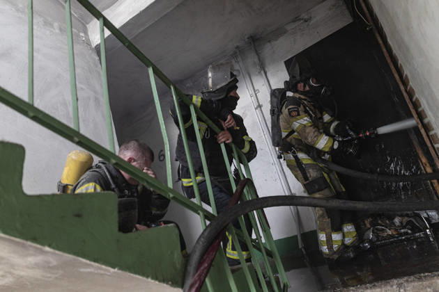 Russian drone attack on a residential building in Kramatorsk KRAMATORSK, UKRAINE - OCTOBER 23: Ukrainian firefighters put out a fire following a Russian drone attack on a residential building in Kramatorsk, Ukraine, 23 October 2026 Diego Herrera Carcedo Anadolu Kramatorsk Ukraine. Editorial use only. Please get in touch for any other usage.  Copyright: x2026xAnadoluxDiegoxHerreraxCarcedox