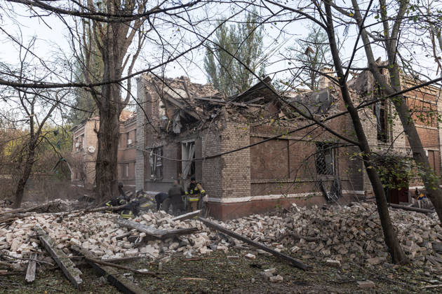 Russian drone attack on a residential building in Kramatorsk KRAMATORSK, UKRAINE - OCTOBER 23: Ukrainian firefighters search through the rubble for a civilian following a Russian air strike on a residential building in Kramatorsk, Ukraine, 23 October 2026 Diego Herrera Carcedo Anadolu Kramatorsk Ukraine. Editorial use only. Please get in touch for any other usage.  Copyright: x2026xAnadoluxDiegoxHerreraxCarcedox