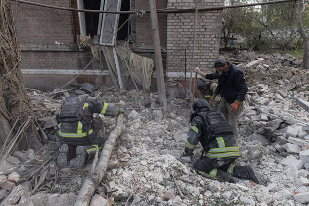 Russian drone attack on a residential building in Kramatorsk KRAMATORSK, UKRAINE - OCTOBER 23: Ukrainian firefighters search through the rubble for a civilian following a Russian air strike on a residential building in Kramatorsk, Ukraine, 23 October 2026 Diego Herrera Carcedo Anadolu Kramatorsk Ukraine. Editorial use only. Please get in touch for any other usage.  Copyright: x2026xAnadoluxDiegoxHerreraxCarcedox