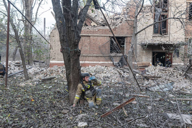 Russian drone attack on a residential building in Kramatorsk KRAMATORSK, UKRAINE - OCTOBER 23: A firefighter takes a break whilst searching for a civilian beneath the rubble following a Russian air strike on a residential building in Kramatorsk, Ukraine, 23 October 2026 Diego Herrera Carcedo Anadolu Kramatorsk Ukraine. Editorial use only. Please get in touch for any other usage.  Copyright: x2026xAnadoluxDiegoxHerreraxCarcedox