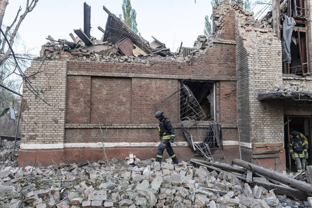 Russian drone attack on a residential building in Kramatorsk KRAMATORSK, UKRAINE - OCTOBER 23: Ukrainian firefighters search through the rubble for a civilian following a Russian air strike on a residential building in Kramatorsk, Ukraine, 23 October 2026 Diego Herrera Carcedo Anadolu Kramatorsk Ukraine. Editorial use only. Please get in touch for any other usage.  Copyright: x2026xAnadoluxDiegoxHerreraxCarcedox