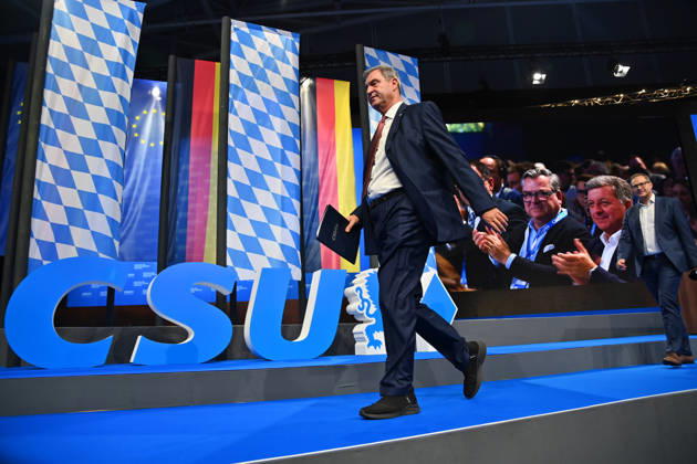 Markus SOEDER (Ministerpraesident Bayern und CSU Vorsitzender) nach seiner Rede, laesst sich feiern,Abgang,geht vom Podium vor CSU Logo. Re:Martin HUBER (Generalsekretaer der CSU). CSU Parteitag 2026 am 23. und 24.10..2026 MESSE MUENCHEN