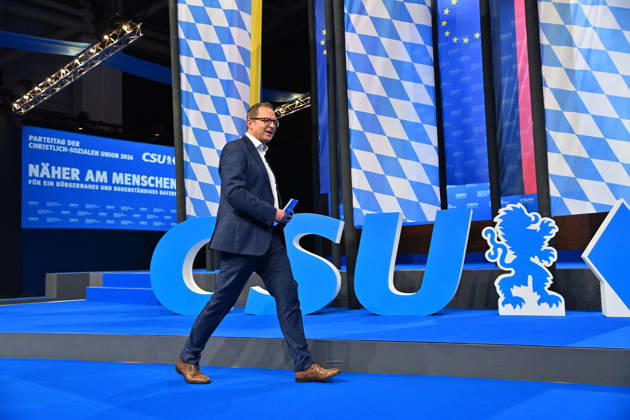 Martin HUBER (Generalsekretaer der CSU) betritt das Podium vor CSU Logo. CSU Parteitag 2026 am 23. und 24.10..2026 MESSE MUENCHEN
