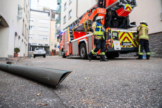 Sturmtief sorgt für gefährliche Lage im Südwesten: Zahlreiche sturmbedingten Einsätze der Feuerwehr in Baden-Baden - Regenrinne löst sich im Sturm und droht von Wohnhaus auf Fahrbahn zu stürzen - Sturmböen mit bis zu 80 km h sorgen für zahlreiche w Der Herbststurm Luise hat am Freitagnachmittag im Südwesten an Fahrt aufgenommen und auch Baden-Baden getroffen. Dort wurden Sturmböen von bis zu 80 km h gemessen. Die Feuerwehr war bei zahlreichen Einsätzen gefordert: Unter anderem stürzten Bäume um, zudem drohte an einem Mehrfamilienhaus eine Regenrinne, sich vollständig zu lösen und auf die Fahrbahn zu fallen. Die Feuerwehr rückte mit einer Drehleiter an, um die Gefahr zu beseitigen. In der Rotenbachtalstraße in Baden-Ba Copyright: xHenryxMungenastx xEinsatzReport24x