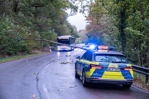 Sturmtief sorgt für gefährliche Lage im Südwesten: Zahlreiche sturmbedingten Einsätze der Feuerwehr in Baden-Baden - Regenrinne löst sich im Sturm und droht von Wohnhaus auf Fahrbahn zu stürzen - Sturmböen mit bis zu 80 km h sorgen für zahlreiche w Der Herbststurm Luise hat am Freitagnachmittag im Südwesten an Fahrt aufgenommen und auch Baden-Baden getroffen. Dort wurden Sturmböen von bis zu 80 km h gemessen. Die Feuerwehr war bei zahlreichen Einsätzen gefordert: Unter anderem stürzten Bäume um, zudem drohte an einem Mehrfamilienhaus eine Regenrinne, sich vollständig zu lösen und auf die Fahrbahn zu fallen. Die Feuerwehr rückte mit einer Drehleiter an, um die Gefahr zu beseitigen. In der Rotenbachtalstraße in Baden-Ba Copyright: xHenryxMungenastx xEinsatzReport24x