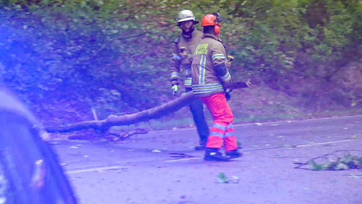 RECORD DATE NOT STATED Sturmtief sorgt für gefährliche Lage im Südwesten: Zahlreiche sturmbedingten Einsätze der Feuerwehr in Baden-Baden - Regenrinne löst sich im Sturm und droht von Wohnhaus auf Fahrbahn zu stürzen - Sturmböen mit bis zu 80 km h sorgen für zahlreiche w Der Herbststurm Luise hat am Freitagnachmittag im Südwesten an Fahrt aufgenommen und auch Baden-Baden getroffen. Dort wurden Sturmböen von bis zu 80 km h gemessen. Die Feuerwehr war bei zahlreichen Einsätzen gefordert: Unter anderem stürzten Bäume um, zudem drohte an einem Mehrfamilienhaus eine Regenrinne, sich vollständig zu lösen und auf die Fahrbahn zu fallen. Die Feuerwehr rückte mit einer Drehleiter an, um die Gefahr zu beseitigen. In der Rotenbachtalstraße in Baden-Ba Copyright: xHenryxMungenastx xEinsatzReport24x