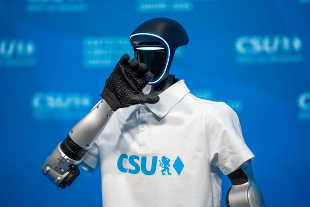 Humanoider Roboter Unitree G1 des chinesischen Herstellers Unitree Robotics mit weißem CSU-Poloshirt