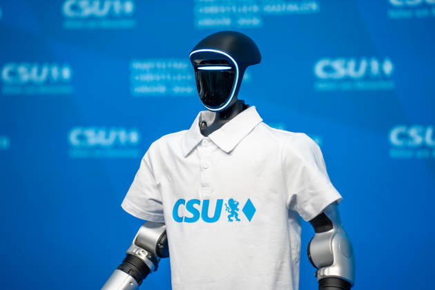 Humanoider Roboter Unitree G1 des chinesischen Herstellers Unitree Robotics mit weißem CSU-Poloshirt