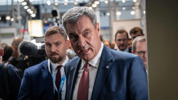 Markus Söder, CSU-Parteivorsitzender und Ministerpräsident von Bayern, auf dem Parteitag - Ankunft in der Messehalle C6;Parteitag der CSU in München, München Bayern Deutschland Messegelände München