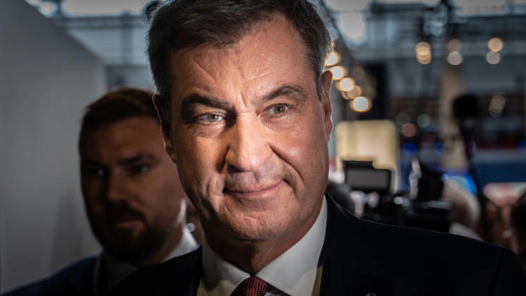 Markus Söder, CSU-Parteivorsitzender und Ministerpräsident von Bayern, auf dem Parteitag - Ankunft in der Messehalle C6;Parteitag der CSU in München, München Bayern Deutschland Messegelände München