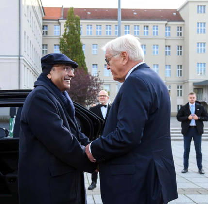RECORD DATE NOT STATED President of Pakistan, Asif Ali Zardari being received by Frank-Walter Steinmeier, German President upon arrival before the Guard of Honour during the official welcome ceremony, in Berlin on Friday, October 23, 2026. (PPI Images). EDITORIAL USE ONLY Copyright: xx SA-ZM-231026x ppiphotos490634