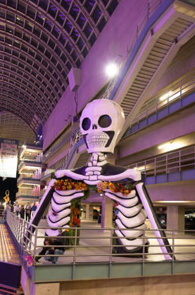 October 23, 2026, Denver, Colorado, USA: Halloween sculptures are present all over the Denver Performing Arts Complex during the 49th. Denver Film Festival Red Carpet event at the Ellie Caulkins Opera House Thursday night. Credit Image: ZUMA Press Wire) Denver USA - ZUMAav4_ 20261023_zaf_av4_024 Copyright: xHectorxAcevedox
