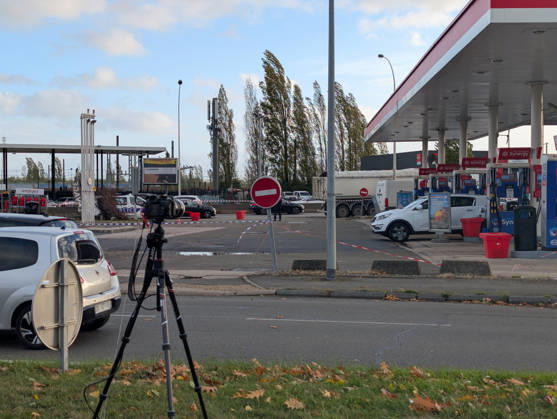 Police Investigate a Suspected Terrorist Shooting in Trappes and La Verrière - France Journalists and camera crews set up live broadcasts outside an Esso gas station along the N10 highway while police officers and forensic experts conduct investigations following a shooting across Trappes and La Verrière. The attack left one man dead and four others injured, including a 12-year-old girl who was critically wounded, before the suspect was apprehended in nearby Coignières. Trappes, France, October 23, 2026. Photo by ABACAPRESS.COM Trappes Ile-de-France France  Copyright: xABACAx