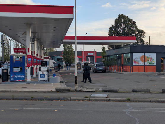 Police Investigate a Suspected Terrorist Shooting in Trappes and La Verrière - France Police officers and forensic experts conduct detailed site investigations at an Esso gas station along the N10 highway following a shooting across Trappes and neighboring La Verrière. The attack left one man dead and four others injured, including a 12-year-old girl who was critically wounded. France s National Anti-Terrorism Prosecutor s Office (PNAT) has opened an investigation after a gunman fired at bystanders from a vehicle before being arrested in nearby Coignières. Trappes, France, October 23, 2026. Photo by ABACAPRESS.COM Trappes Ile-de-France France  Copyright: xABACAx