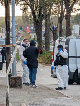 Police Investigate a Suspected Terrorist Shooting in Trappes and La Verrière - France Police officers and forensic experts conduct detailed site investigations at a bar-tabac along the N10 highway following a shooting that originated in Trappes and La Verrière. The attack left one man dead and four others injured, including a critically wounded 12-year-old girl, before the suspect was apprehended in Coignières. France s National Anti-Terrorism Prosecutor s Office (PNAT) is investigating the incident as a terrorist attack. Coignières, France, October 23, 2026. Photo by ABACAPRESS.COM Coignieres Ile-de-France France  Copyright: xABACAx