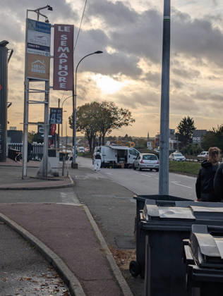 Police Investigate a Suspected Terrorist Shooting in Trappes and La Verrière - France Police officers and forensic experts conduct detailed site investigations at a bar-tabac along the N10 highway following a shooting that originated in Trappes and La Verrière. The attack left one man dead and four others injured, including a critically wounded 12-year-old girl, before the suspect was apprehended in Coignières. France s National Anti-Terrorism Prosecutor s Office (PNAT) is investigating the incident as a terrorist attack. Coignières, France, October 23, 2026. Photo by ABACAPRESS.COM Coignieres Ile-de-France France  Copyright: xABACAx
