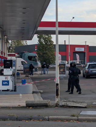Police Investigate a Suspected Terrorist Shooting in Trappes and La Verrière - France Police officers and forensic experts conduct detailed site investigations at an Esso gas station along the N10 highway following a shooting across Trappes and neighboring La Verrière. The attack left one man dead and four others injured, including a 12-year-old girl who was critically wounded. France s National Anti-Terrorism Prosecutor s Office (PNAT) has opened an investigation after a gunman fired at bystanders from a vehicle before being arrested in nearby Coignières. Trappes, France, October 23, 2026. Photo by ABACAPRESS.COM Trappes Ile-de-France France  Copyright: xABACAx